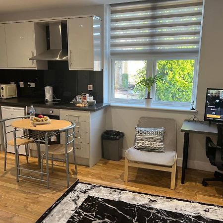 Mj Serviced Apartment Up To 6 Guest - Luxurious Living In West London Next To Tube Station & Central London Hanwell 외부 사진