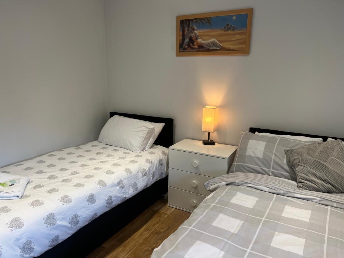 Mj Serviced Apartment Up To 6 Guest - Luxurious Living In West London Next To Tube Station & Central London Hanwell 외부 사진