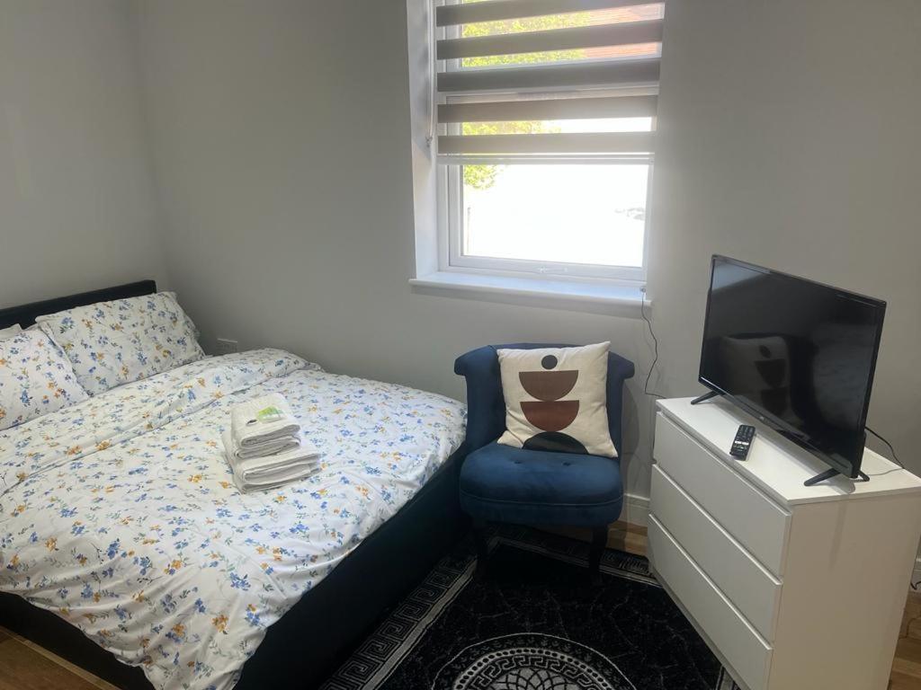 Mj Serviced Apartment Up To 6 Guest - Luxurious Living In West London Next To Tube Station & Central London Hanwell 외부 사진